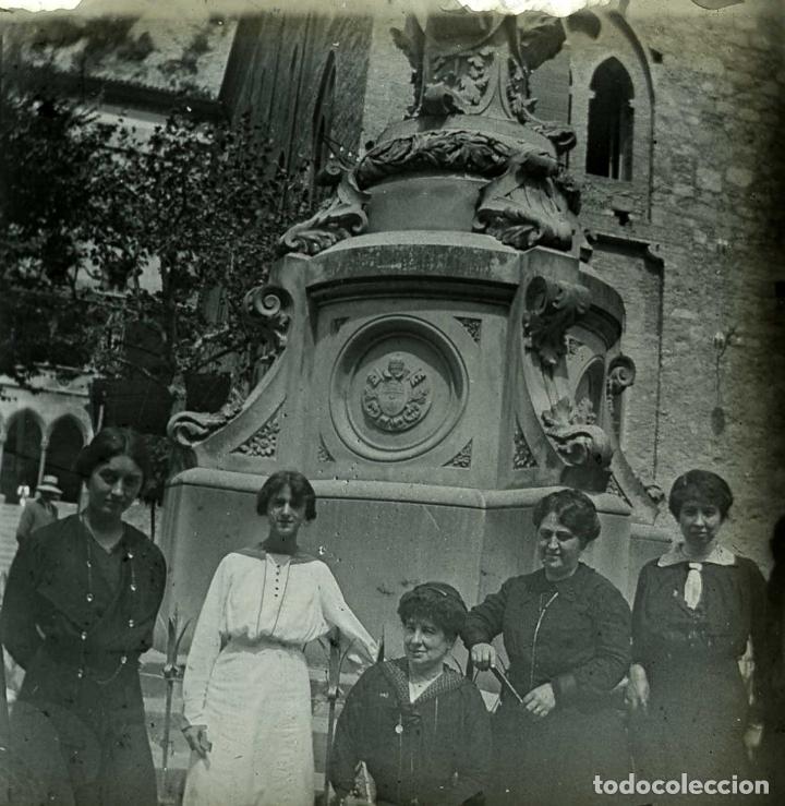 Fotografia antica: MONTSERRAT. Monasterio. Monumento a la virgen. Plaza y se&ntilde;oras. c.1915