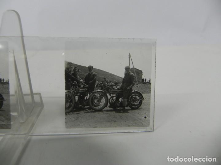 Photographie ancienne: FOTOGRAFIA ESTEREOSCOPICA DE GRUPO DE MOTORISTAS, MOTOS, REALIZADA EN CRISTAL, MIDE 10,5 X 4,5 CMS