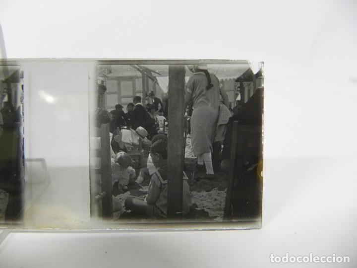 Photographie ancienne: FOTOGRAFIA ESTEREOSCOPICA NO LOCALIZADA, NI&Ntilde;OS EN LA PLAYA, REALIZADA EN CRISTAL, MIDE 10,5 X 4,5 CM