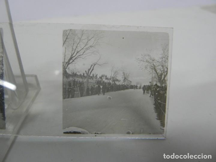 Fotograf&iacute;a antigua: FOTOGRAFIA ESTEREOSCOPICADE CARRERA DE MOTOCICLETAS, REALIZADA EN CRISTAL, MIDE 10,5 X 4,5 CMS