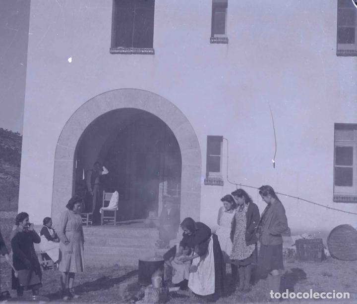 Photographie ancienne: MASIA. Matan&ccedil;a del porc? Se&ntilde;ora mayor, caldero, y chicas j&oacute;venes. c.1940