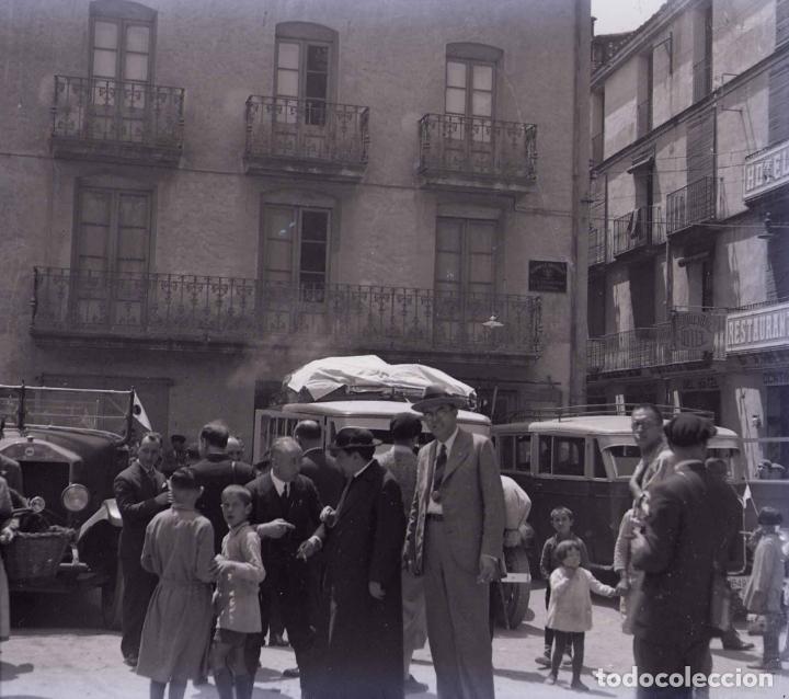 Fotografia antiga: VIAJEROS. Autocar. Plaza. c.1940. Lugar sin identificar