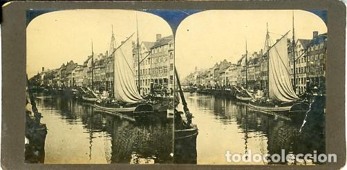 Fotograf&iacute;a antigua: Estereosc&oacute;pica. Barcos de vela en el canal de una ciudad.