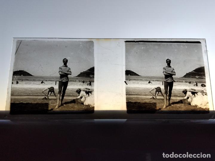 Fotografia antiga: SAN SEBASTIAN HOMBRE EN LA PLAYA PLACA ESTEREOSCOPICA CRISTAL HACIA 1905 4 X 11 CMTS