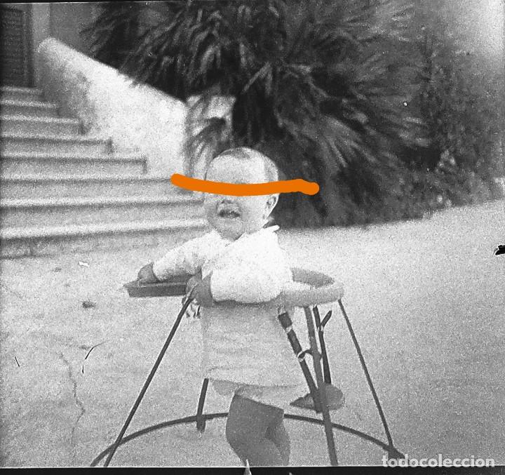 Fotografia antiga: Antigua fotograf&iacute;a estereosc&oacute;pica. Negativo de cristal. Ni&ntilde;o con andador o taca-taca. A&ntilde;os 20/30.