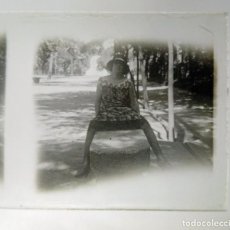 Fotografía antigua: PLACA CRISTAL FOTOGRAFÍA ESTEREOSCÓPICA MUJER SENTADA EN BANCO DE PIEDRA CON PIERNAS ABIERTAS - 1920. Lote 306531638