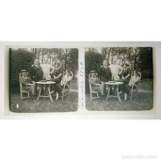 Fotografía antigua: PLACA CRISTAL FOTOGRAFÍA ESTEREOSCÓPICA FAMILIA EN EL JARDÍN - BIARRITZ - 1922. Lote 307101193