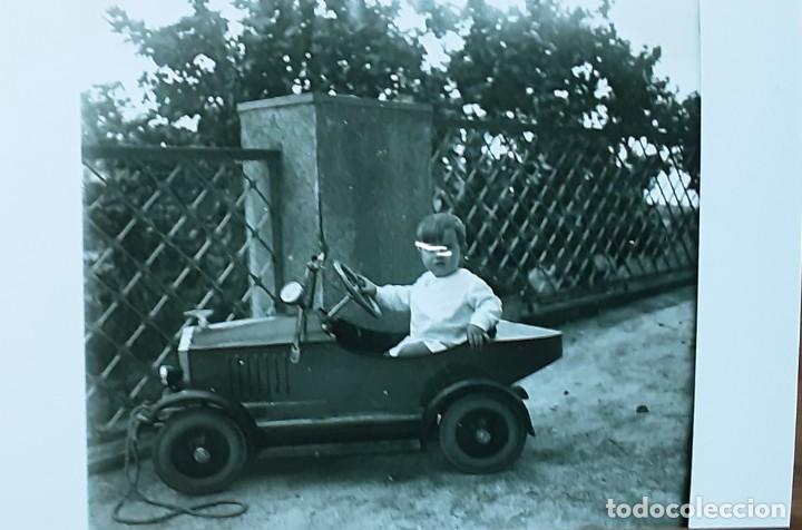 Fotografia antiga: Foto de negativo de cristal estereocopico. Ni&ntilde;o en coche de juguete. A&ntilde;os20