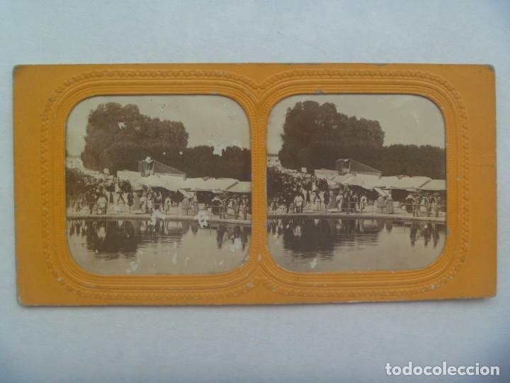 Fotograf&iacute;a antigua: FOTO ESTEREOSCOPICA DE GENTE Y ESTANQUE, DEBE DE SER ITALIA POR QUE SE VEN CARABINEROS DE GALA