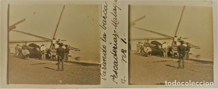 Fotografia antica: MALAGA, VARANDO LA BARCA Y TEMPORAL EN EL PUERTO, 2 CRISTALES 1900