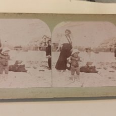 Fotografía antigua: FOTOGRAFÍA ESTEREOSCÓPICA FAMILIA EN LA PLAYA APROX 1900