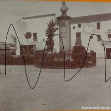 Fotografía antigua: SAGUNTO VALENCIA 1903 ESTATUA GUERRILLERO ROMANO TAMAÑO 8.5 X 17.5 CM.. Lote 365807351