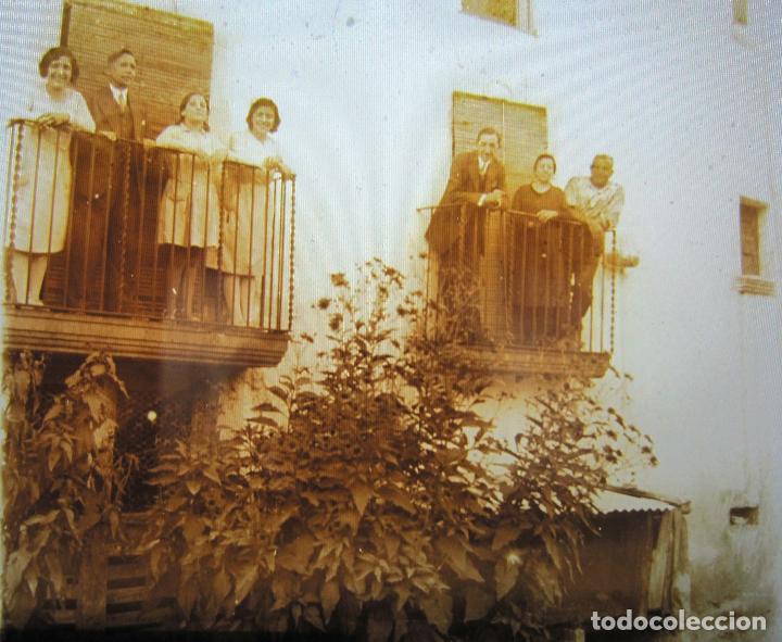 Fotografia antica: BALCONES CON PERSONAS. ESTEREO POSITIVO 6 X 13 CM