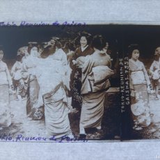 Fotografía antigua: FOTOGRAFIA ESTEREOSCOPICA EN CRISTAL DE GEISHA, GEISHAS EN JAPON, AÑO 1905 APROX., MIDE 13 X 6 CMS.