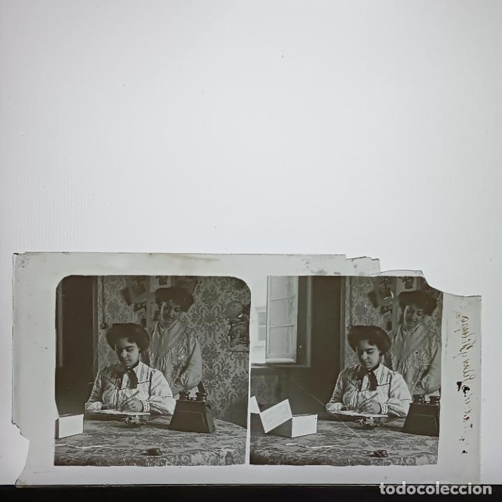 Fotograf&iacute;a antigua: ANTIGUA FOTOGRAFIA ESTEREOSCOPICA EN CRISTAL MADRID MUJERES CON OBJETOS FOTOGRAFICOS