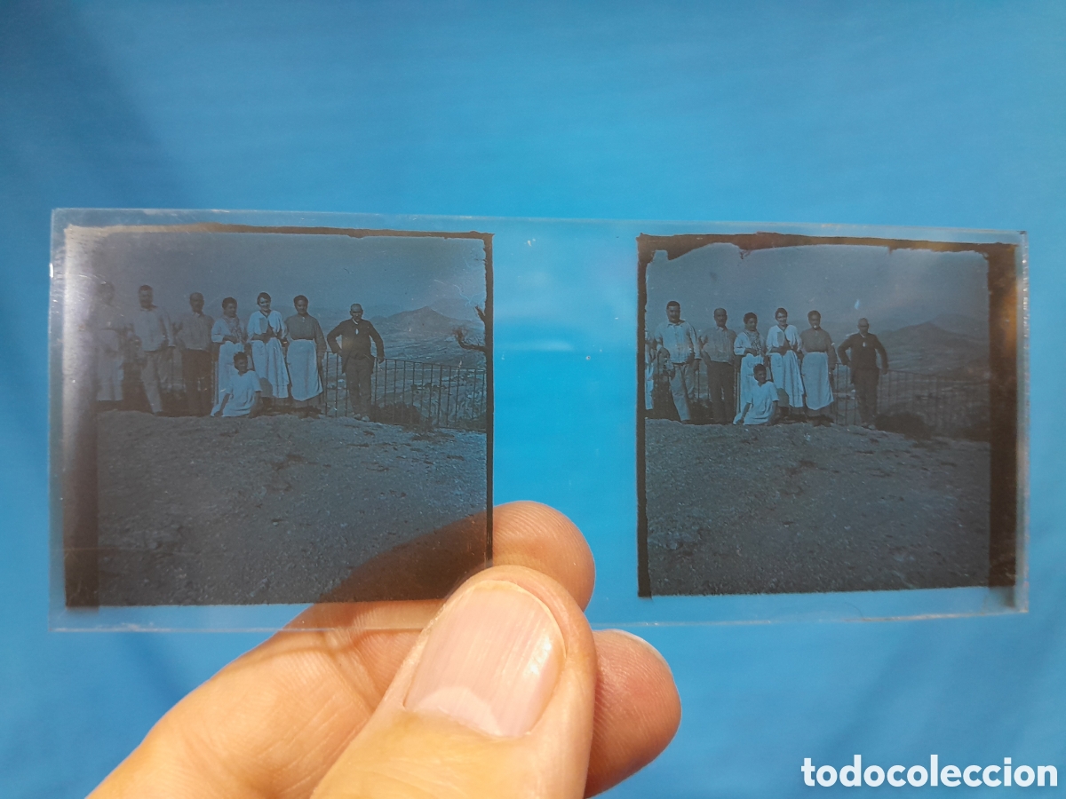 Fotografia antica: CRISTAL PLACA POSITIVO DE FOTO ESTEREOSC&Oacute;PICA ,ZONA DE LEVANTE..?- GRUPO DE HOMBRES Y MUJERES