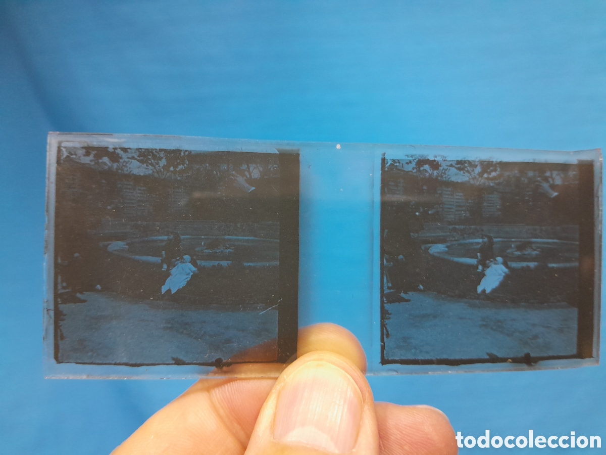 Fotografia antica: CRISTAL PLACA POSITIVO DE FOTO ESTEREOSC&Oacute;PICA ,ZONA DE LEVANTE..?- NI&Ntilde;OS EN LA FUENTE