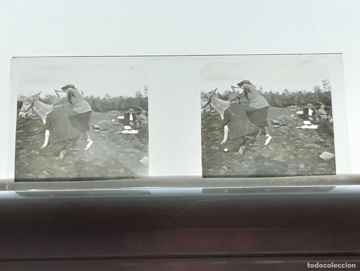 Fotografia antiga: SIERRA DE GUADARRAMA MADRID EXCURSIONISTAS PLACA ESTEREOSCOPICA CRISTAL 4,5 X 10,5 CM