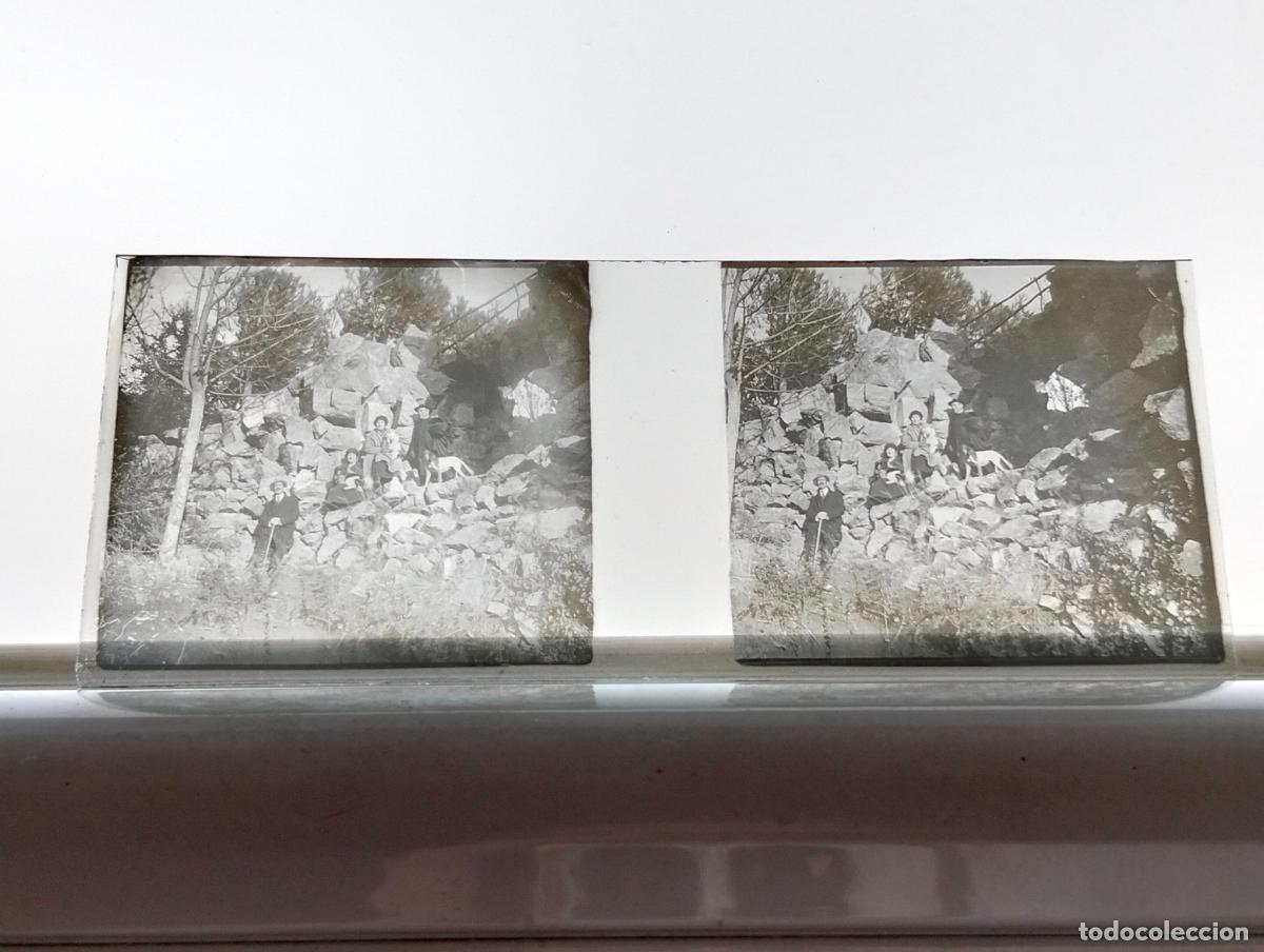 Fotografia antiga: SIERRA DE GUADARRAMA MADRID EXCURSIONISTAS PLACA ESTEREOSCOPICA CRISTAL 4,5 X 10,5 CM