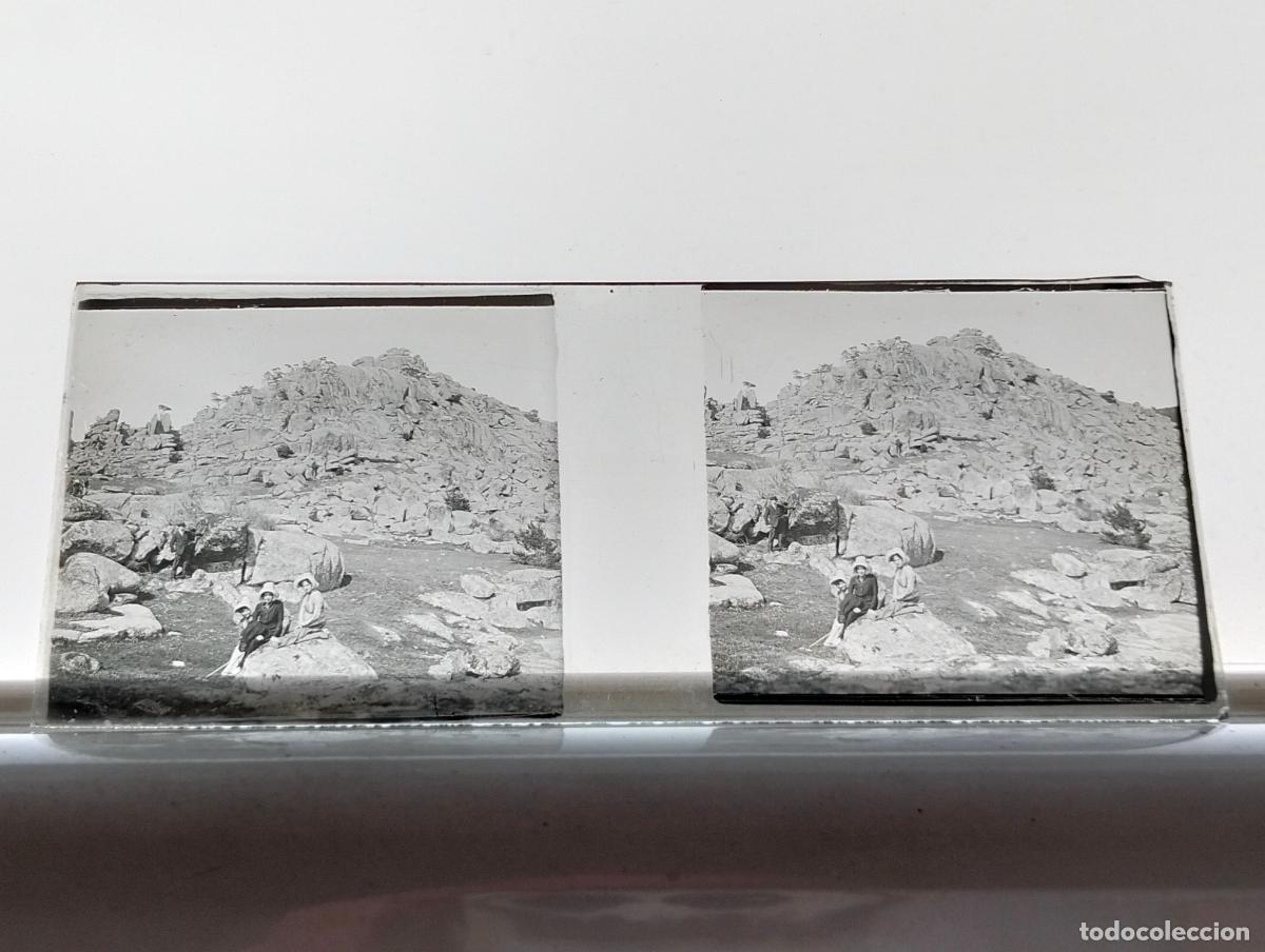 Fotografia antiga: SIERRA DE GUADARRAMA MADRID EXCURSIONISTAS PLACA ESTEREOSCOPICA CRISTAL 4,5 X 10,5 CM