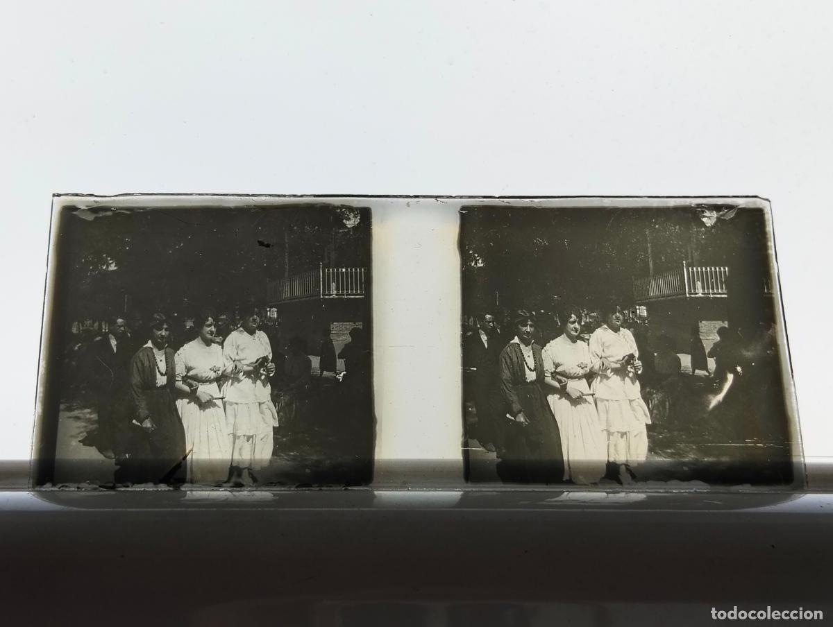 Fotografia antiga: MADRID DE PASEO PLACA ESTEREOSCOPICA CRISTAL 4,5 X 10,5 CM