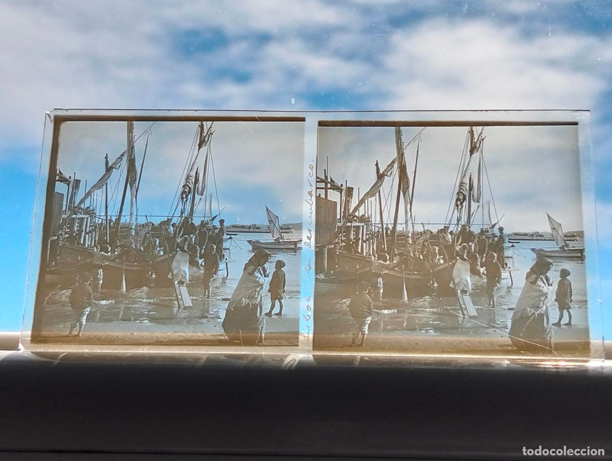 Fotograf&iacute;a antigua: LISBOA UN DESEMBARCO VISTA ESTEREOSCOPICA EN CRISTAL 5,8 X 13 CM