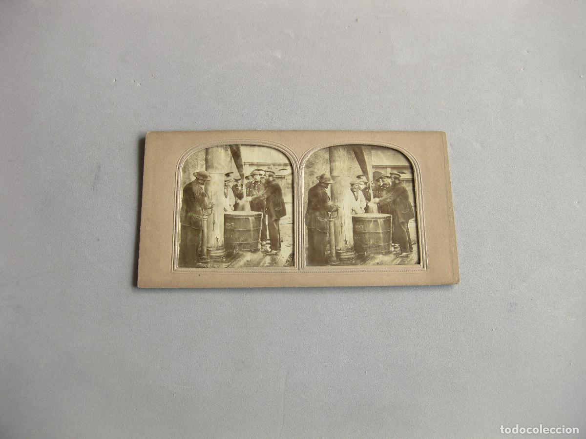 Fotograf&iacute;a antigua: FOTOGRAF&Iacute;A ESTEREOSC&Oacute;PICA DE TRANSPARENCIA DE HOMBRES EN UNA FUENTE DE AGUA CON BOMBA.