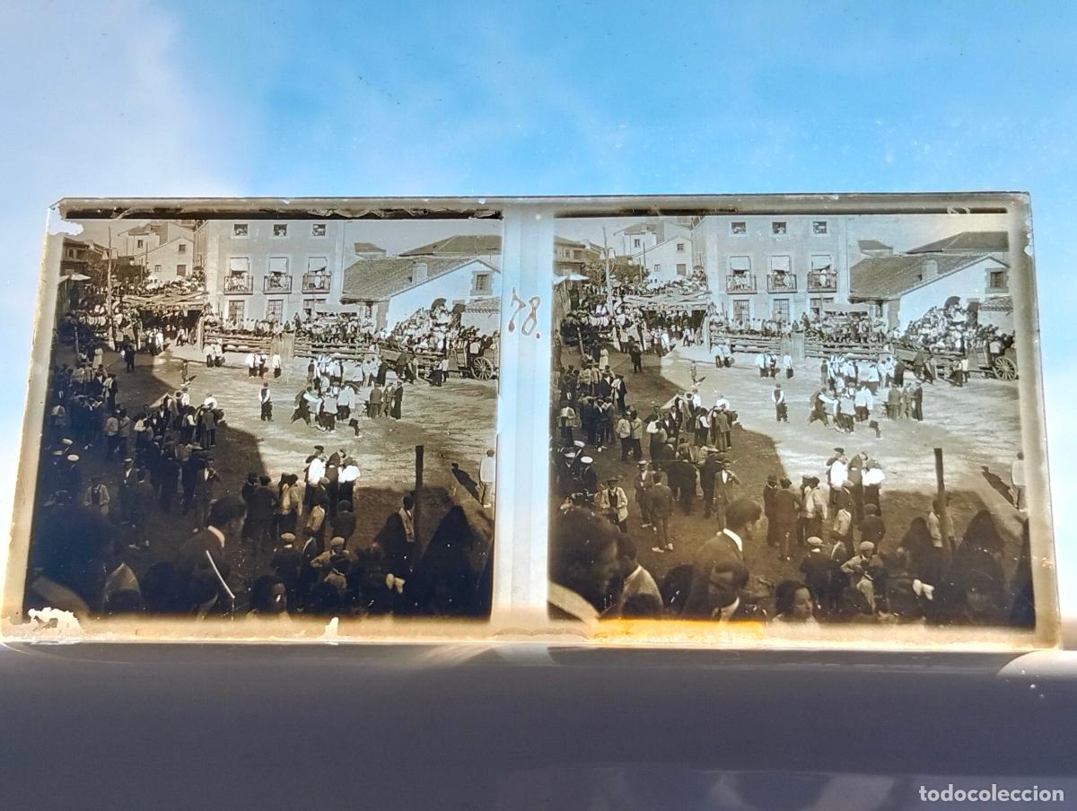 Fotograf&iacute;a antigua: MIRAFLORES DE LA SIERRA MADRID CAPEA EN LA PLAZA VISTA ESTEREOSCOPICA EN CRISTAL 5,8 X 13 CM