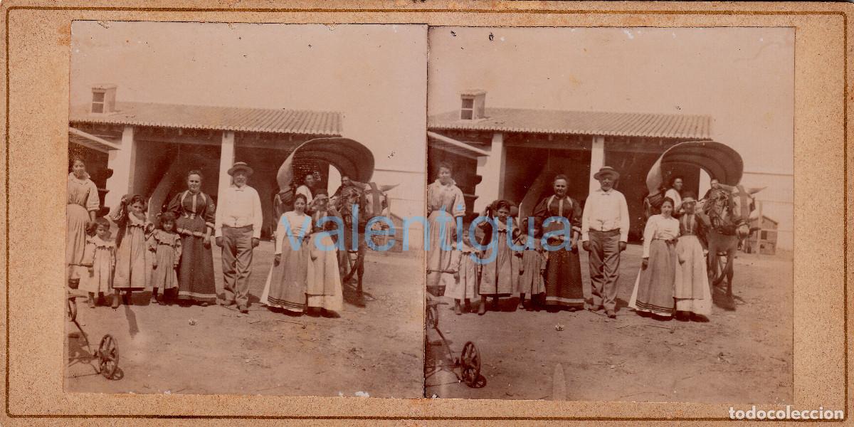 Fotograf&iacute;a antigua: Villavieja? Preciosa y antiqu&iacute;sima foto. Familia de labradores carro y caballo. Triciclo Siglo XIX