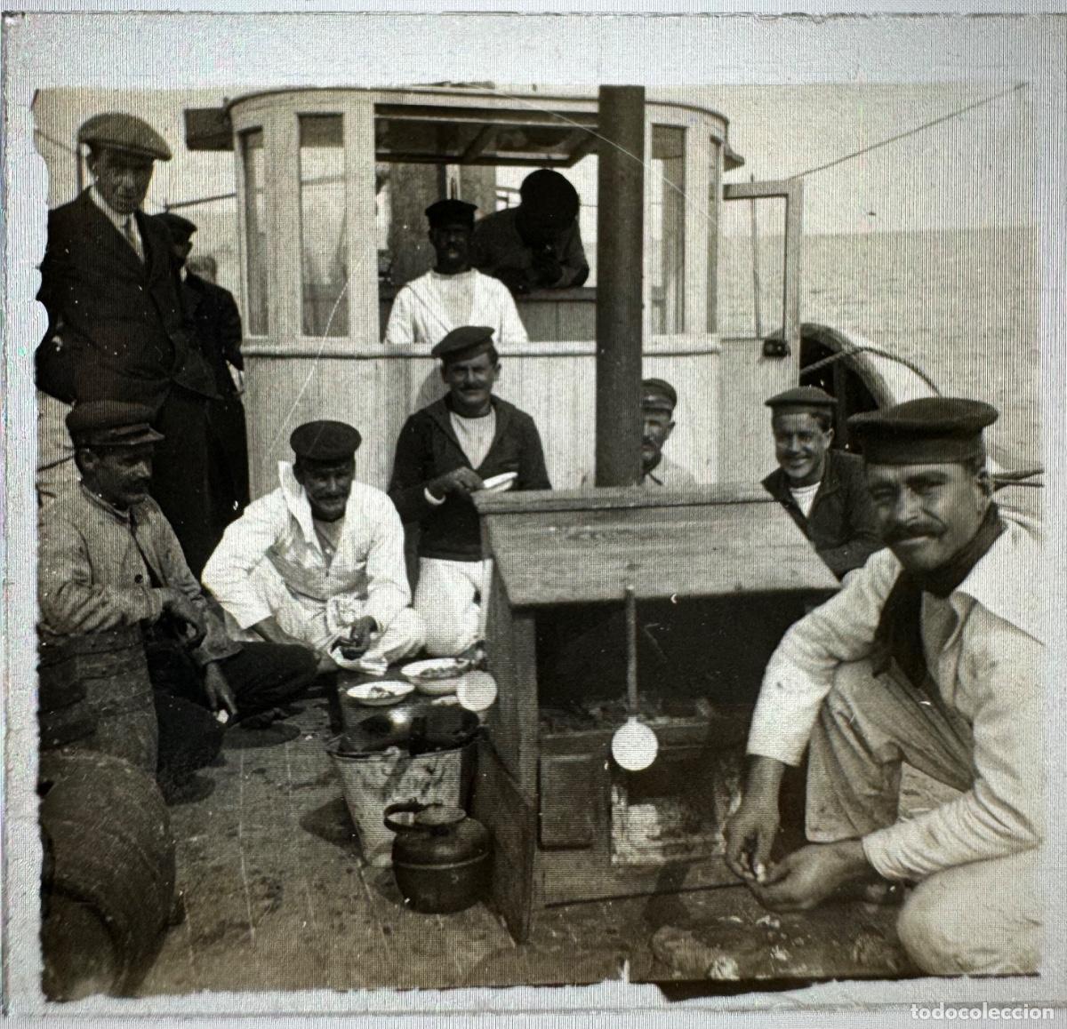 Fotograf&iacute;a antigua: FOTOGRAF&Iacute;A ESTEREOSC&Oacute;PICA CRISTAL - REMOLCADOR EUROPA - MELILLA - MARINEROS COMIENDO - CIRCA 1920