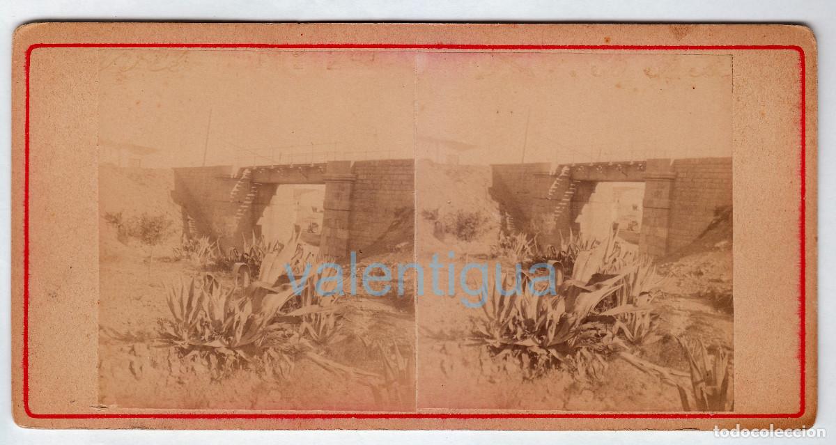 Fotograf&iacute;a antigua: Bu&ntilde;ol, Valencia. Antiqu&iacute;sima foto. Puente ferrocarril tren a su paso por la poblaci&oacute;n. Siglo XIX vl