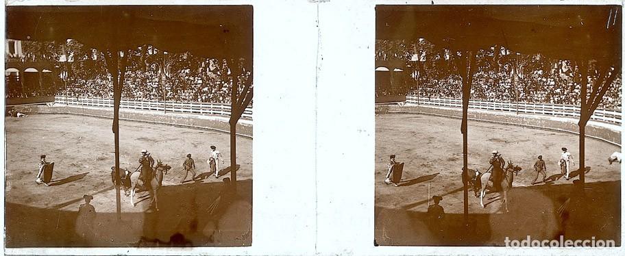 Fotografia antiga: TAUROMAQUIA CORRIDA TOROS ESTEREO DE CRISTAL FOT. FRANCES TAMA&Ntilde;O 4.5 X 10.7 CM.