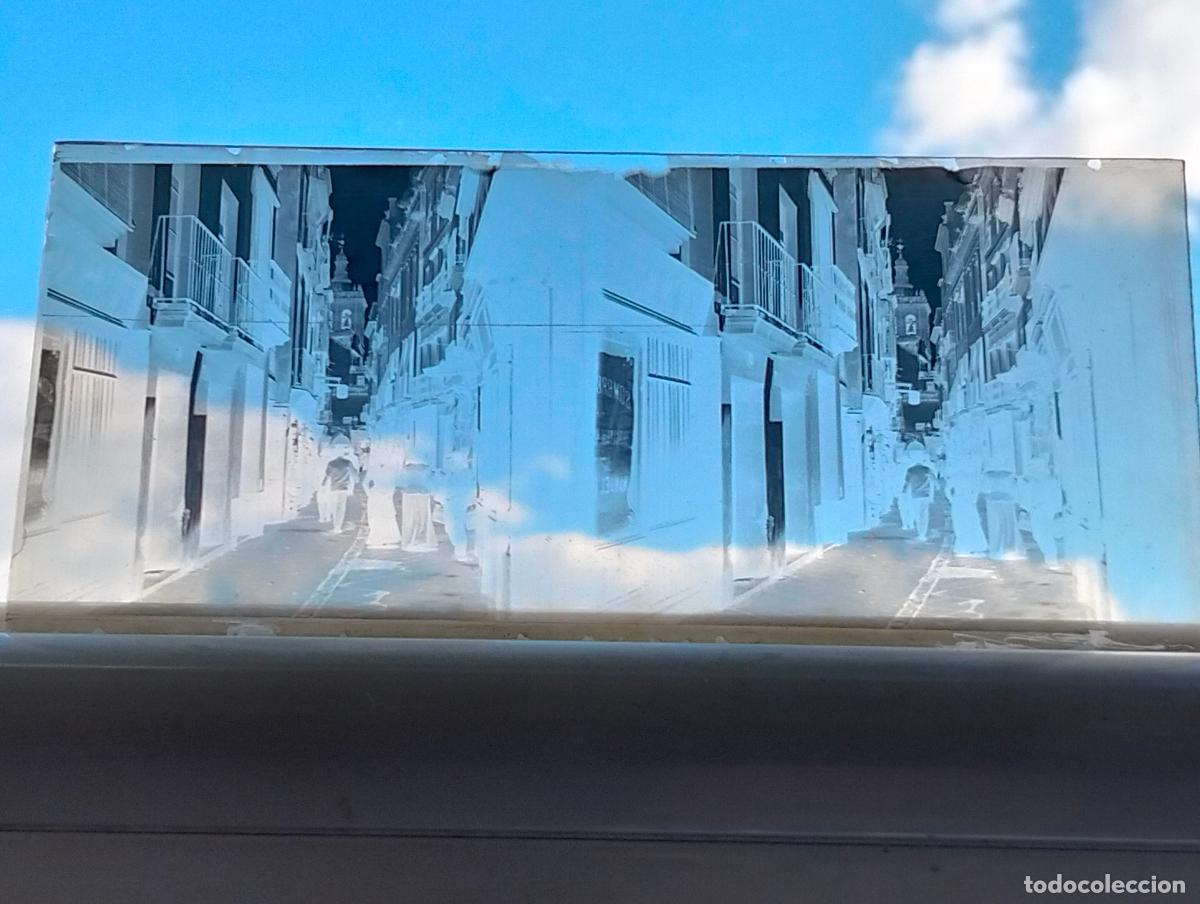 Fotografia antiga: SEVILLA UNA CALLE 1905 VISTA ESTEREOSCOPICA EN CRISTAL NEGATIVO 6 X 12,7 CM