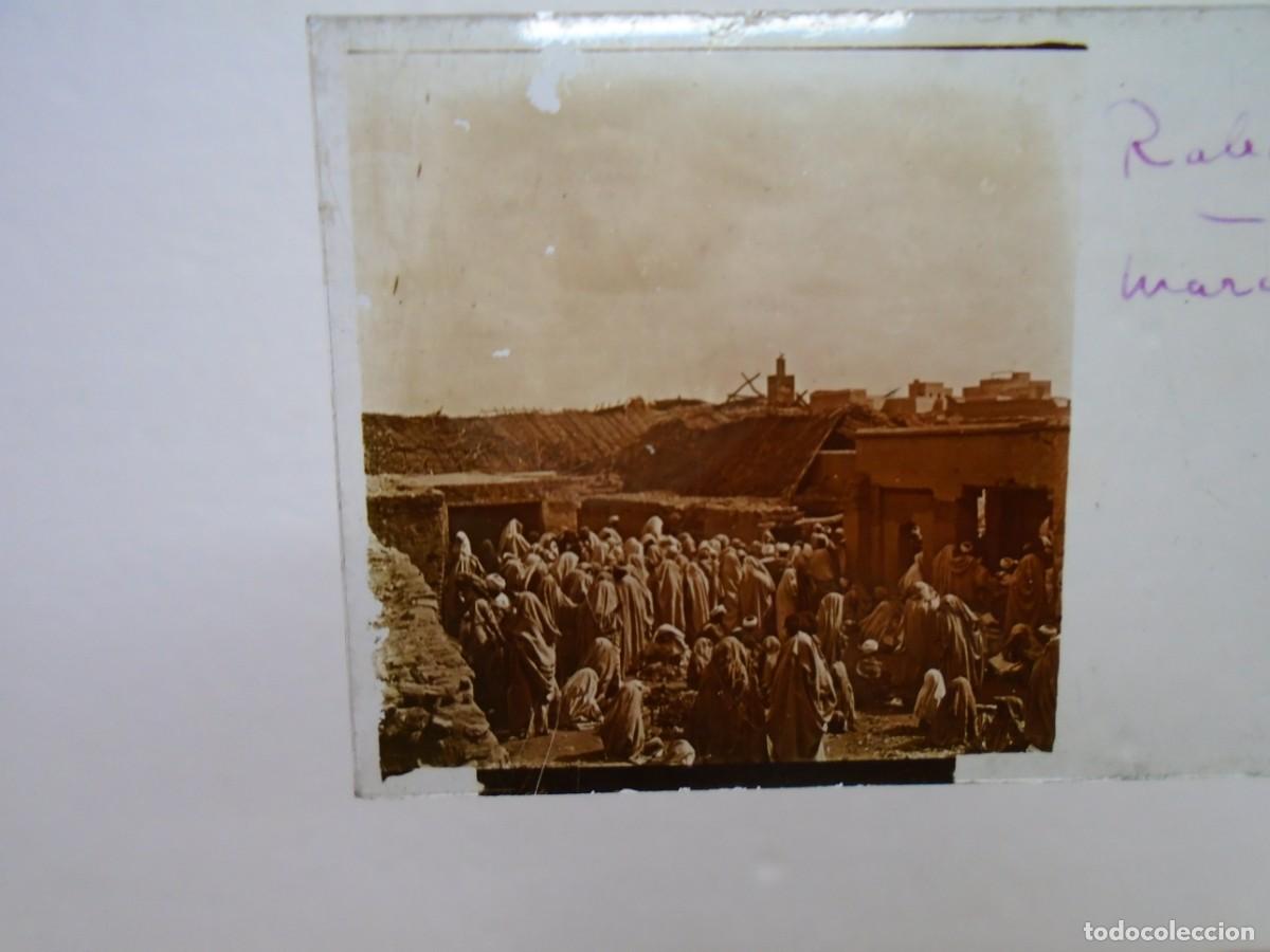 Fotografia antiga: RABAT(MARRUECOS)MERCADO .PLACA ESTEREOSCOPICA EN CRISTAL,1&ordm; XX.10`5X4`5 CM.