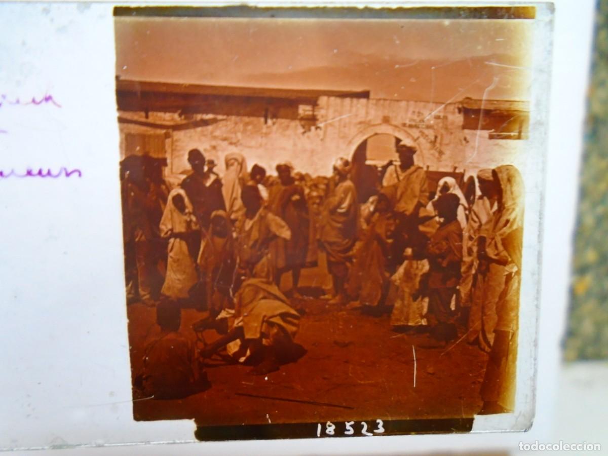 Fotografia antiga: MARRAKECH(MARRUECOS) EN EL ZOCO .PLACA ESTEREOSCOPICA EN CRISTAL,1&ordm; XX.10`5X4`5 CM.