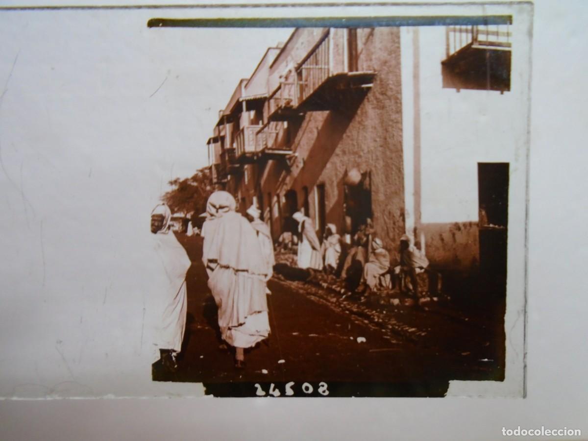 Fotografia antiga: BISKRA(ARGELIA)CALLE DE LOS OULED NAIL .PLACA ESTEREOSCOPICA EN CRISTAL,1&ordm; XX.10`5X4`5 CM.