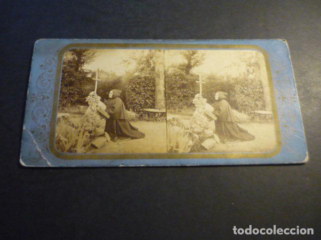 Fotograf&iacute;a antigua: MONJE EN ORACION VISTA ESTEREOSCOPICA SIGLO XIX ALBUMINA 8 X 17,5 CM