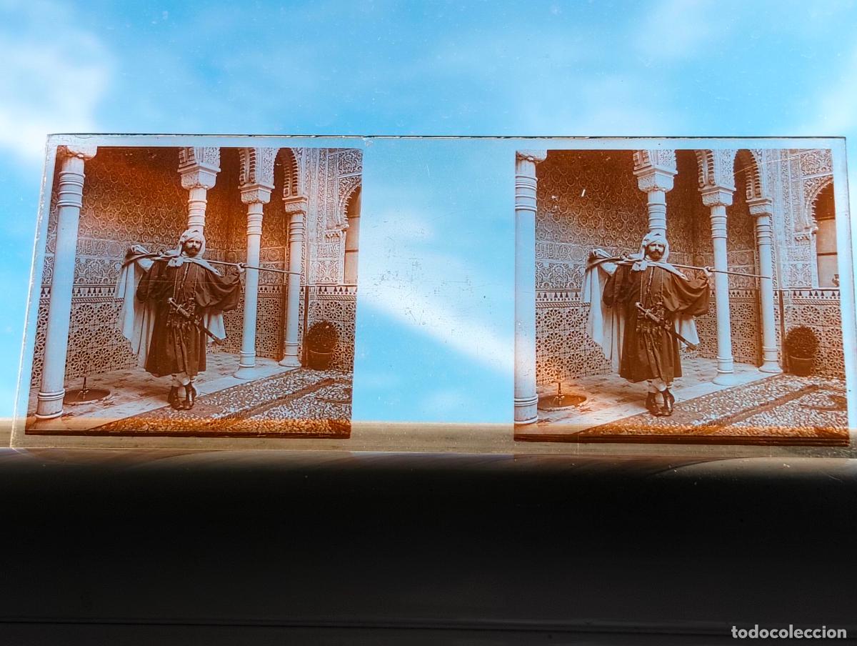 Alte Fotografie: GRANADA HOMBRE VESTIDO A LO NAZARI VISTA ESTEREOCOPICA EN CRISTAL 4 X 10,5 CM