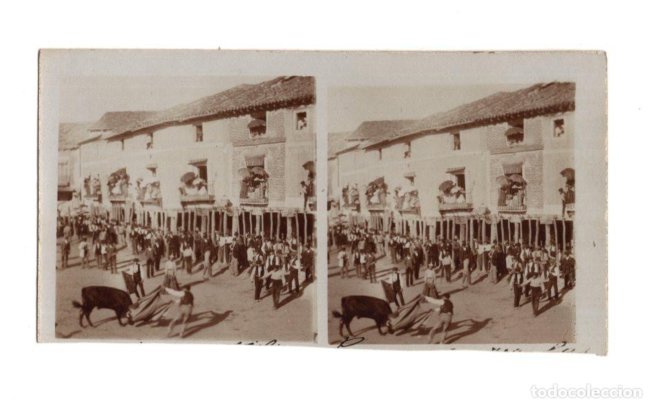 Fotograf&iacute;a antigua: ESTEREOSC&Oacute;PICA QUE RETRATA UNA FIESTA DE TOROS O CAPEA EN LA PLAZA MAYOR DE UN PUEBLO CASTELLANO