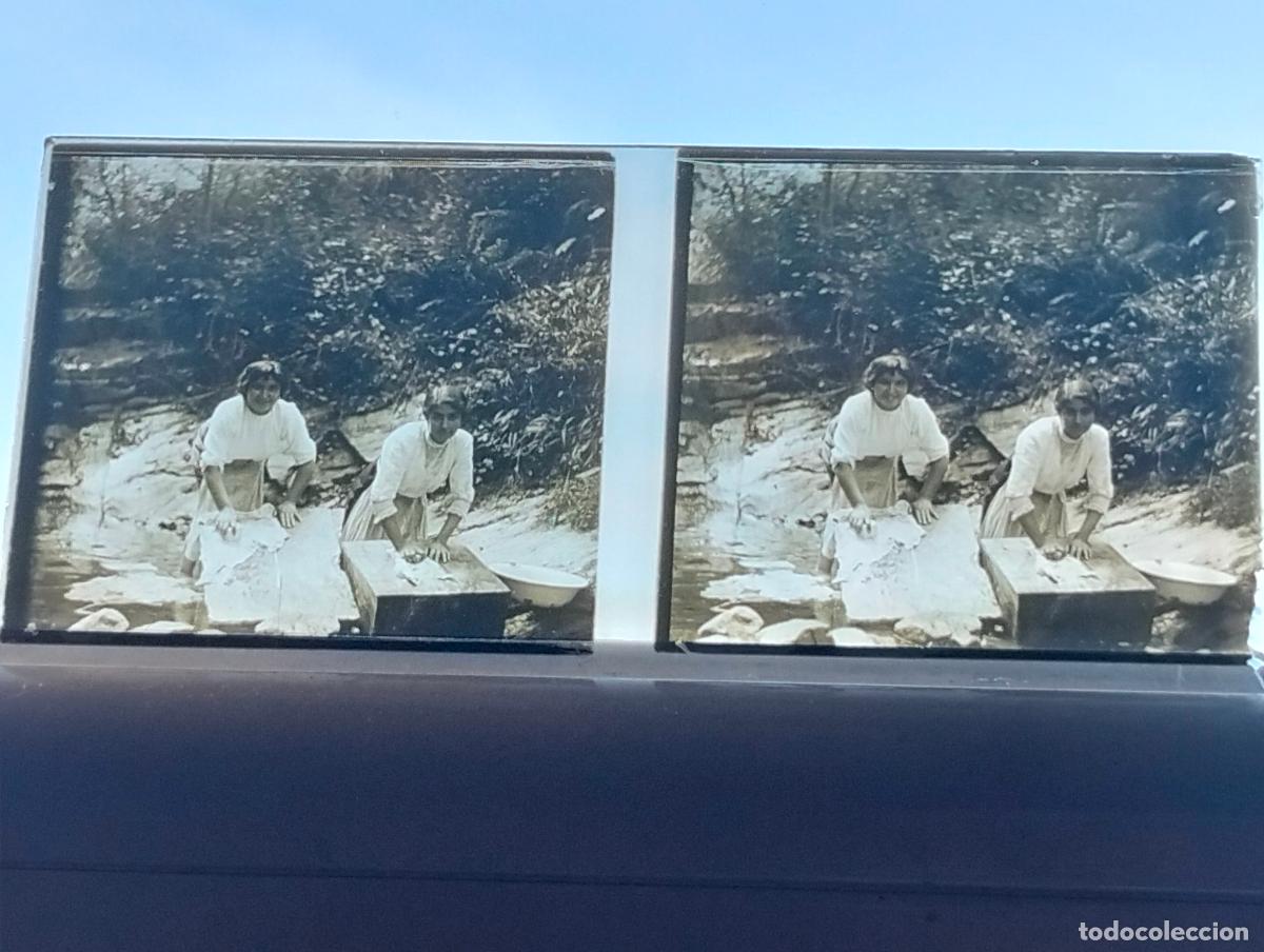 Fotograf&iacute;a antigua: MIRAFLORES DE LA SIERRA MADRID LAVANDERAS VISTA ESTEREOSCOPICA EN CRISTAL 6 X 13 CM
