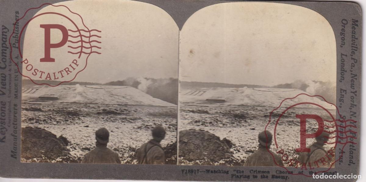 Photographie ancienne: WATCHING THE CRIMSON CHORUS OF THE GUNS. PLAYING TO THE ENEMY. MILITAR MILITAIRE ESTEREOSCOPICA STE