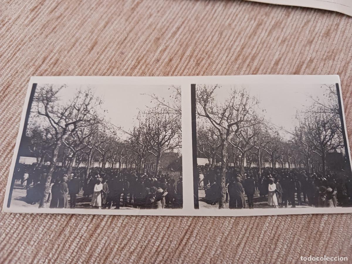 Fotograf&iacute;a antigua: fotografia estereoscopica, concentracion y arboleda, 12 x 6 cm.