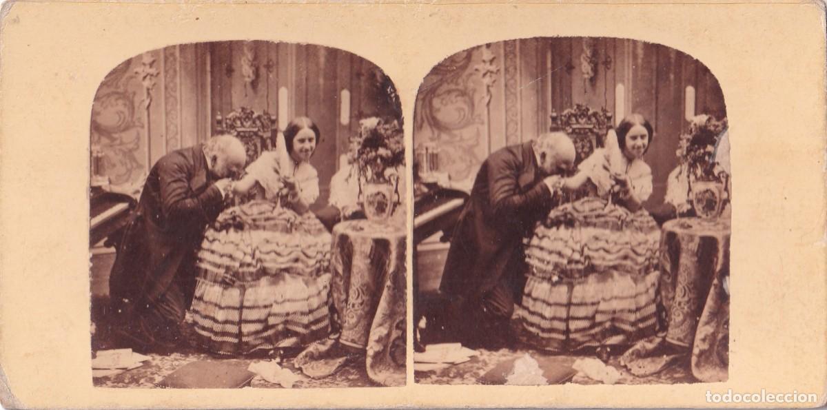 Fotograf&iacute;a antigua: Estereosc&oacute;pica Albumina pareja, caballero dando un beso en la mano a una dama. No figura fot&oacute;grafo