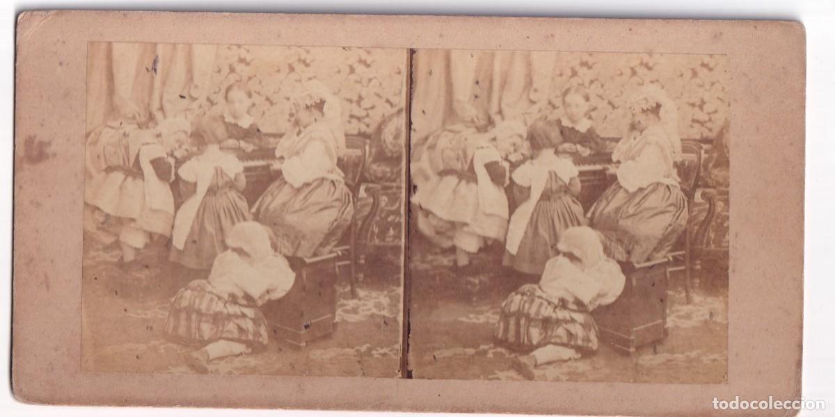 Fotograf&iacute;a antigua: Estereosc&oacute;pica Albumina ni&ntilde;os alrededor de una mesa. No figura fot&oacute;grafo.