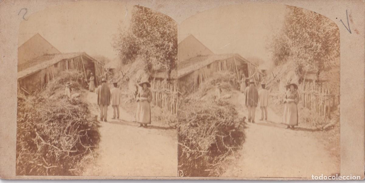 Fotograf&iacute;a antigua: Estereosc&oacute;pica Albumina grupo familiar en entorno rural. No figura fotografo.