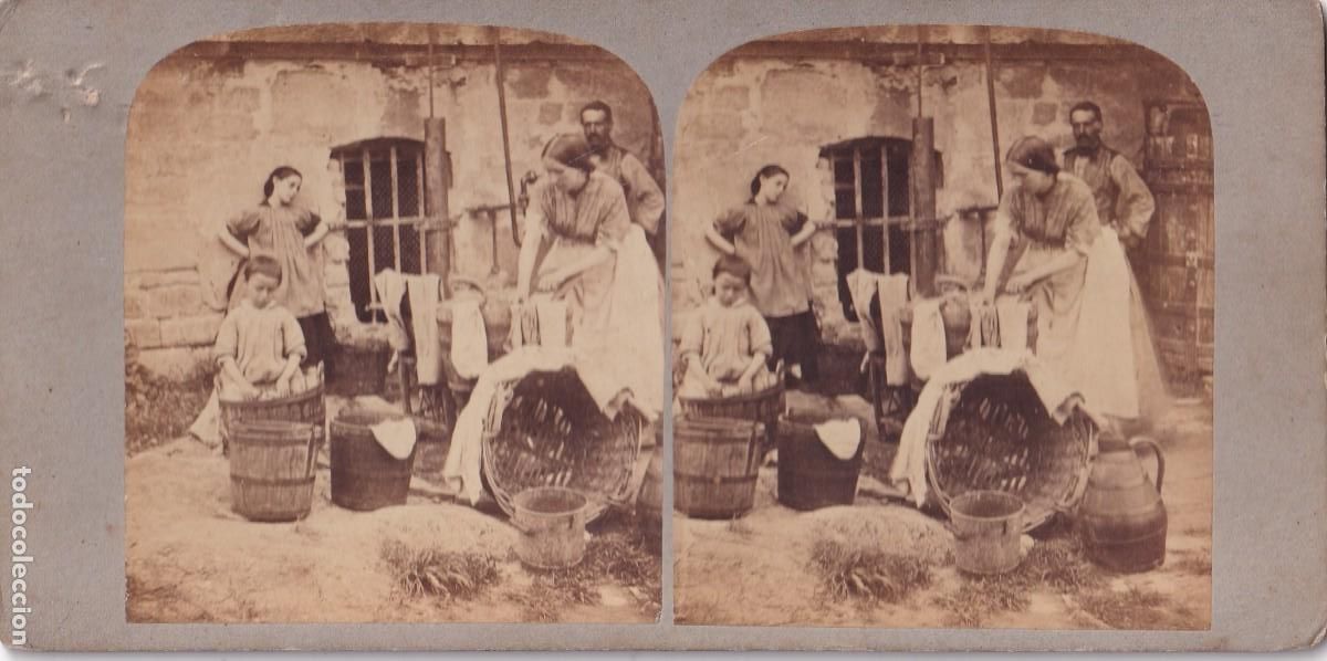 Fotograf&iacute;a antigua: Estereosc&oacute;pica Albumina escena familiar, haciendo la colada. No figura fot&oacute;grafo.