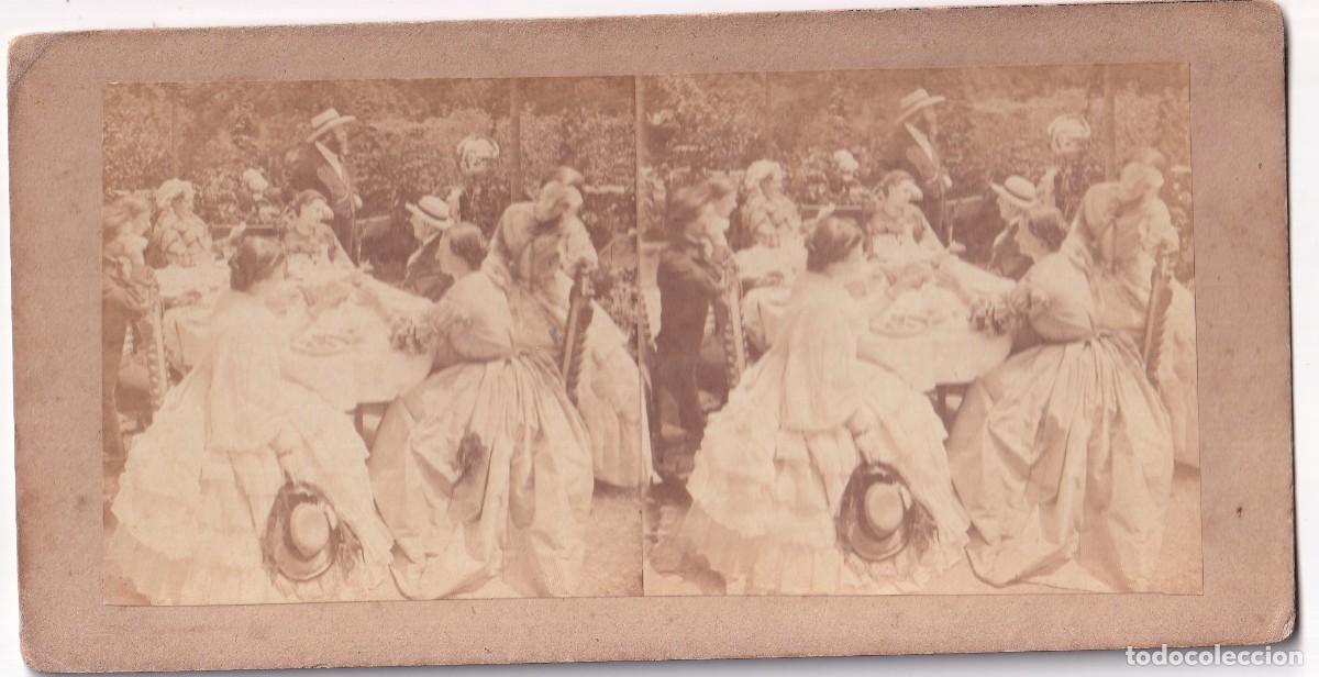 Fotograf&iacute;a antigua: Estereosc&oacute;pica Albumina escena personajes en una celebraci&oacute;n. No figura fot&oacute;grafo. Vestidos de &eacute;poca