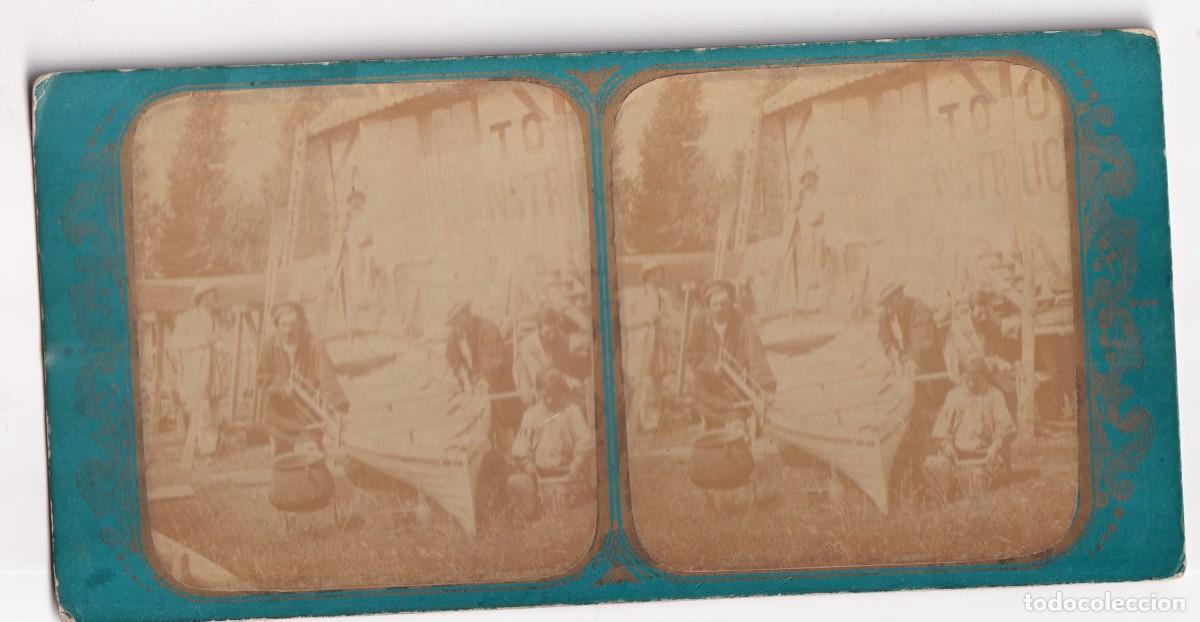 Fotograf&iacute;a antigua: Estereosc&oacute;pica Albumina escena personajes reparando una barca. No figura fot&oacute;grafo.