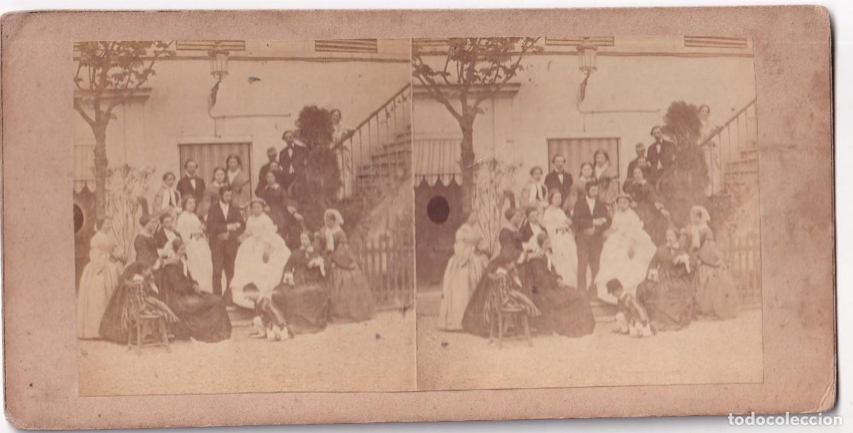 Fotograf&iacute;a antigua: Estereosc&oacute;pica Albumina. Curiosa vista de un grupo familiar numeroso. Vestidos de &eacute;poca.