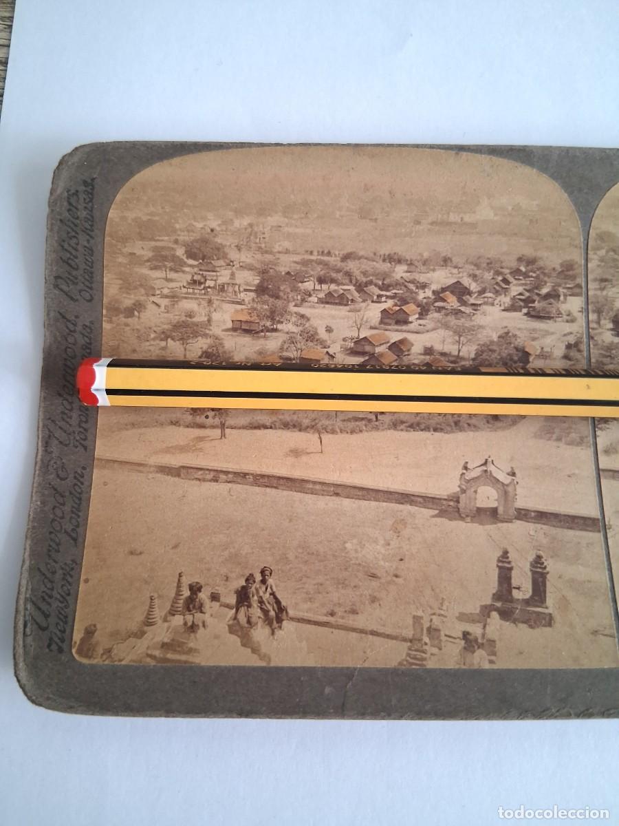 Fotografia antica: HOMMES OF THE PEOPLE FROM ROOFOF OLD GUADAPALIN PAGODA. PAGAN. BURMA, BIRMANIA